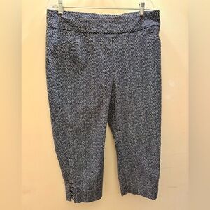 Chico’s Like New Navy Blue & White Print Crop Pants 
Size 2.5 L XL